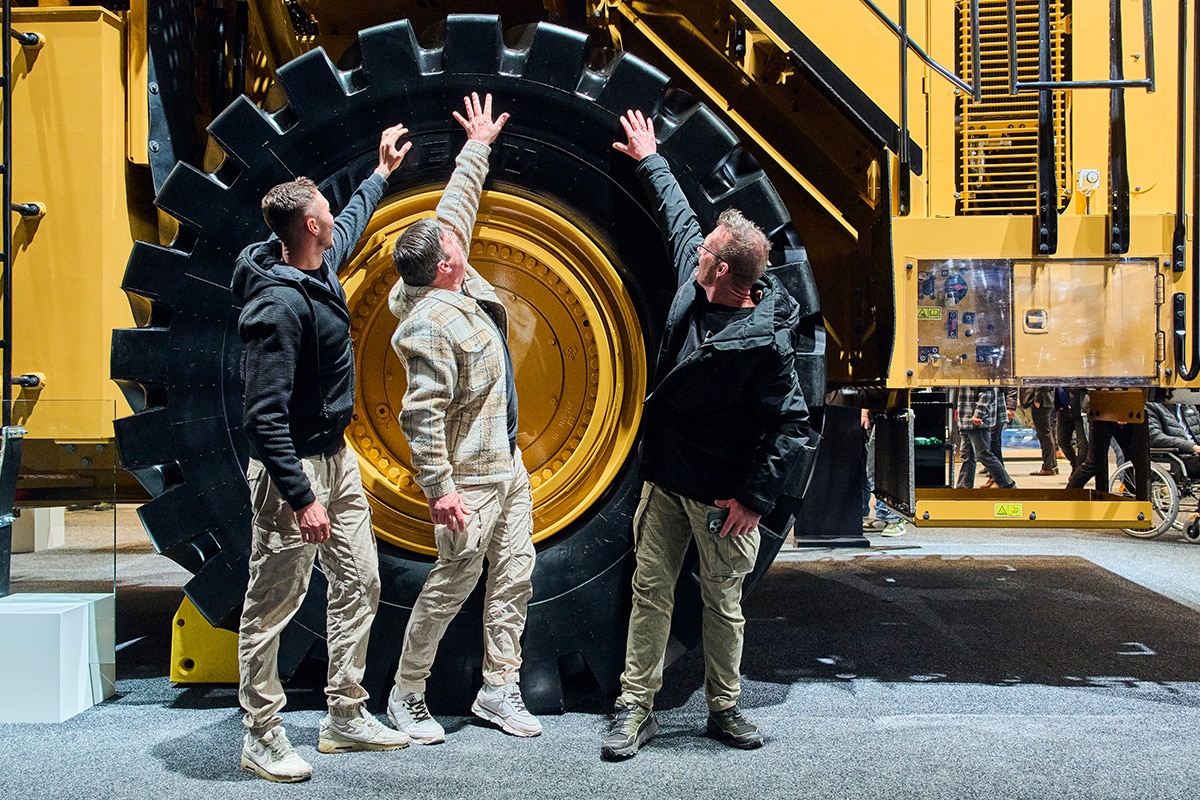 Die Bereifung bei Minen-Baumaschinen fällt in der Regel etwas grösser aus... :) © Messe München GmbH