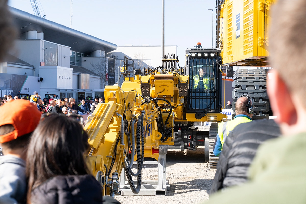 Ein normal dimensionierter Hydraulikbagger sieht neben dem PC7000-11E grad winzig aus. © Messe München GmbH