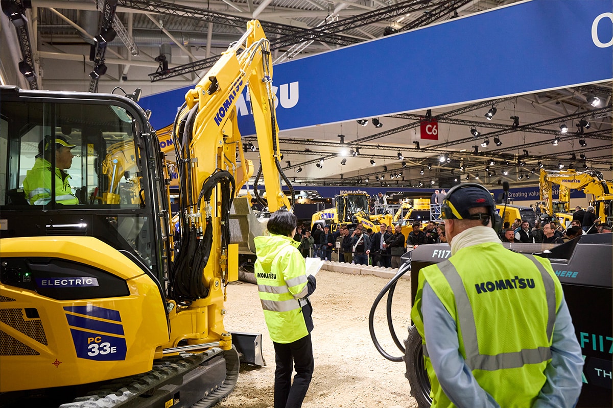 Elektrifizierung bei Komatsu ein grosses Thema: Hier bei der Demo des elektrischen Minibaggers PC 33e. © Messe München GmbH