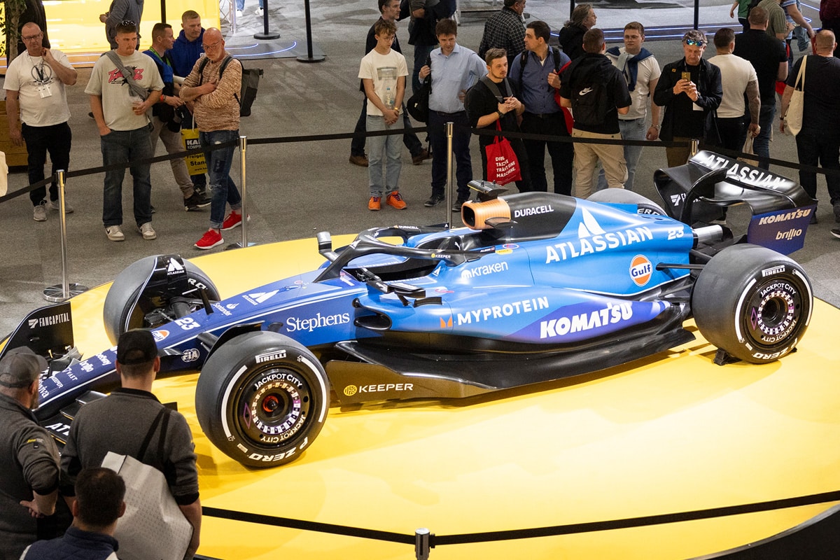 Wurde auch rege fotografiert: Der Formel 1-Wagen Williams FW46. Komatsu ist Hauptsponsor des Teams Williams Racing. © Messe München GmbH